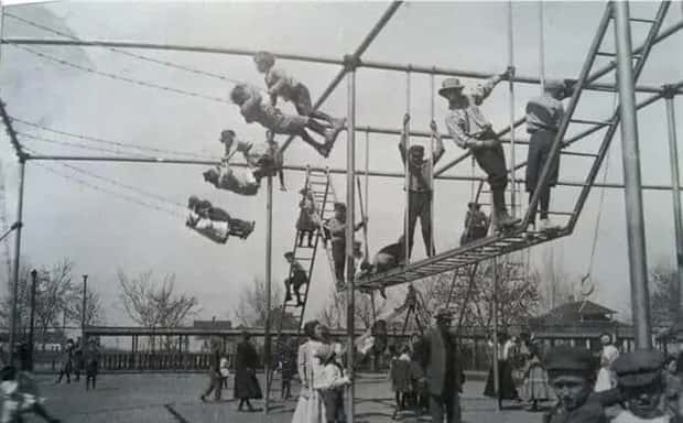 shocking vintage playgrounds 20 Vintage Playgrounds That Shock Today (30 photos)