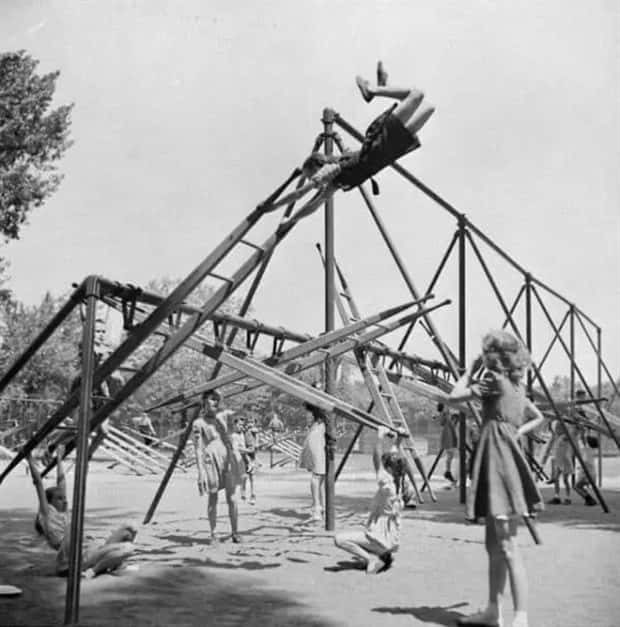 shocking vintage playgrounds 30 Vintage Playgrounds That Shock Today (30 photos)