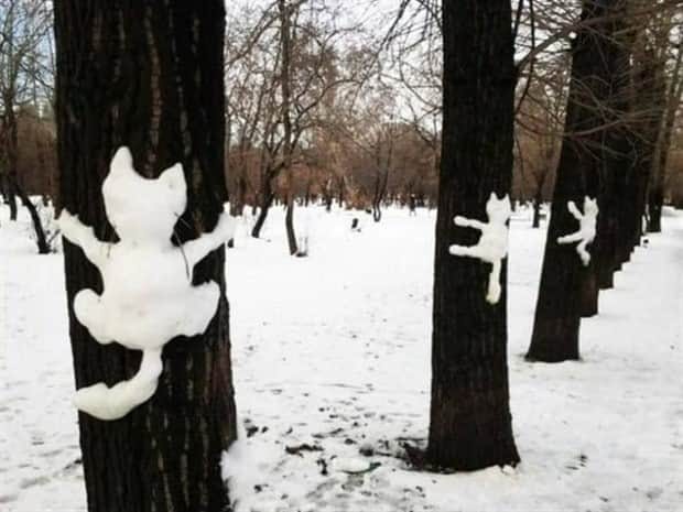 Oddly Funny Snow Creations People Made (21 photos)