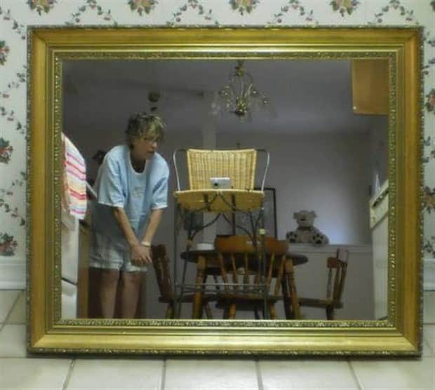 funny mirror sellers 1 Mirror Sellers Caught in Reflections (28 photos)
