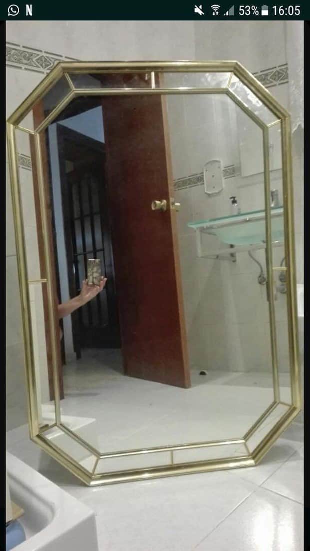 funny mirror sellers 13 Mirror Sellers Caught in Reflections (28 photos)