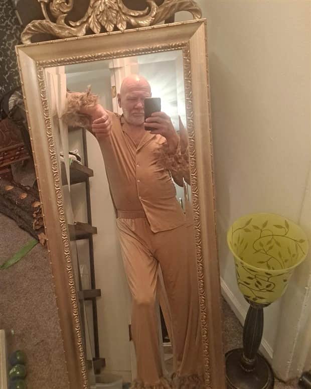 funny mirror sellers 17 Mirror Sellers Caught in Reflections (28 photos)