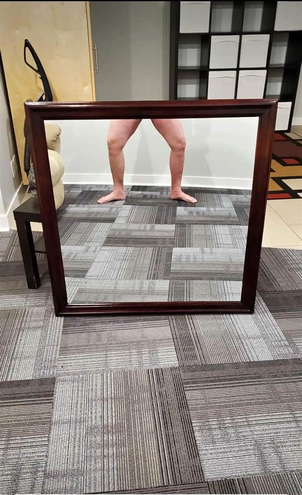 funny mirror sellers 18 Mirror Sellers Caught in Reflections (28 photos)