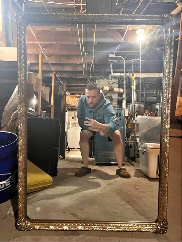 funny mirror sellers 19 Mirror Sellers Caught in Reflections (28 photos)