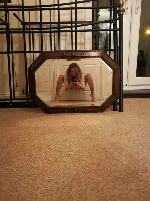 funny mirror sellers 23 Mirror Sellers Caught in Reflections (28 photos)