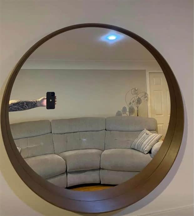 funny mirror sellers 25 Mirror Sellers Caught in Reflections (28 photos)