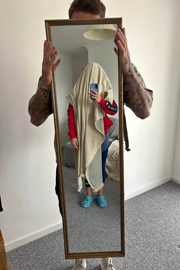 funny mirror sellers 27 Mirror Sellers Caught in Reflections (28 photos)