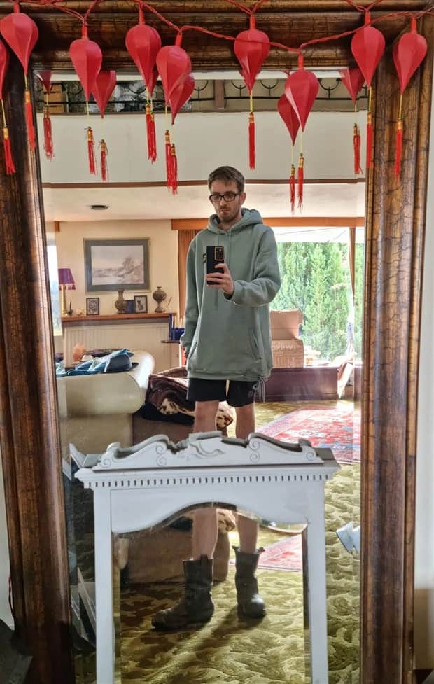 funny mirror sellers 28 Mirror Sellers Caught in Reflections (28 photos)