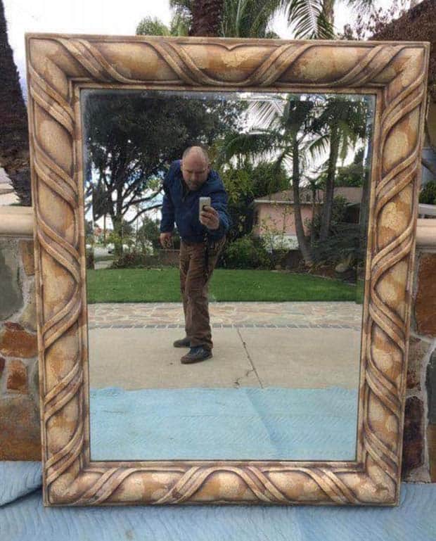funny mirror sellers 9 Mirror Sellers Caught in Reflections (28 photos)