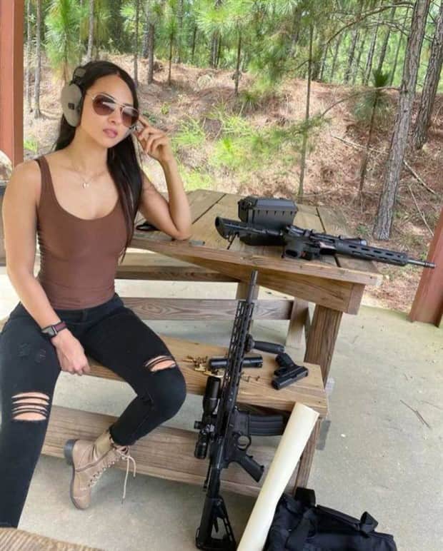 Hot Girls with Guns #18 (23 photos)