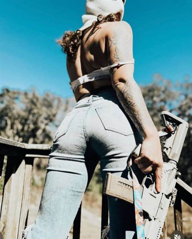 Hot Girls with Guns #18 (23 photos)