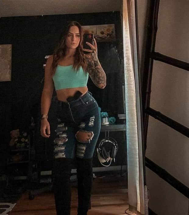 Hot Girls with Guns #18 (23 photos)