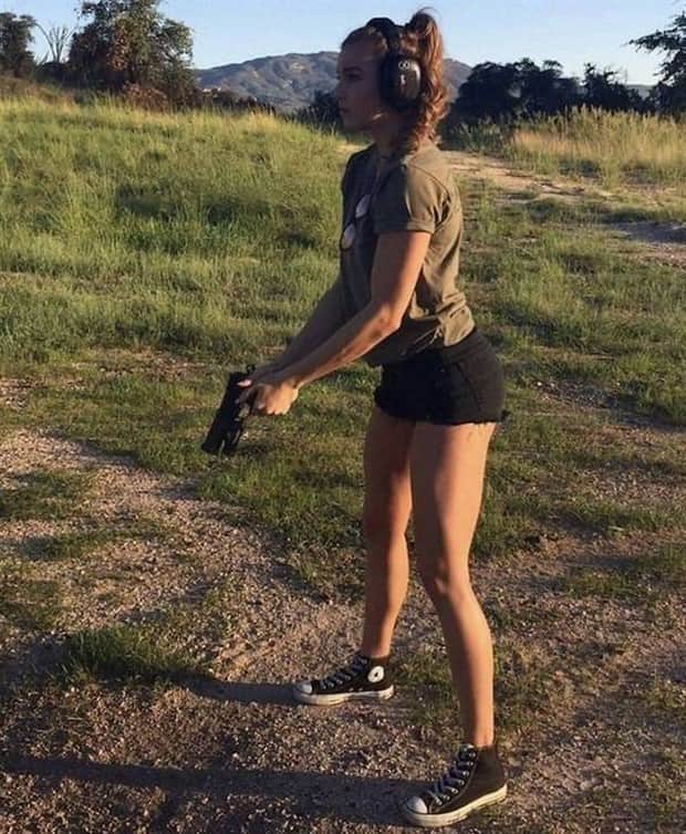 Hot Girls with Guns #18 (23 photos)