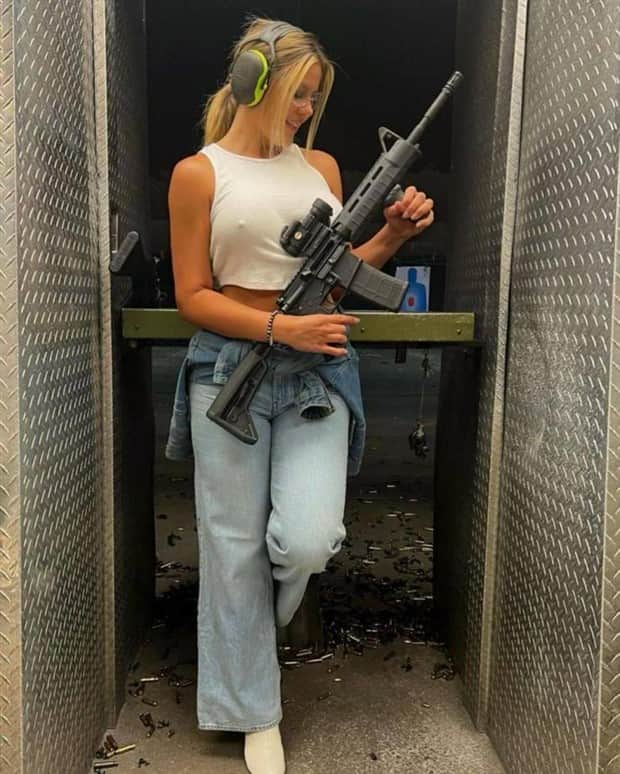 Hot Girls with Guns #18 (23 photos)