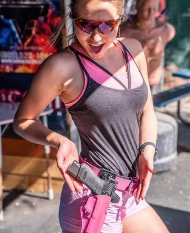 Hot Girls with Guns #18 (23 photos)