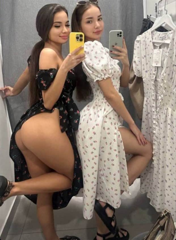 Hot Girls Taking a Selfie #9 (19 photos)