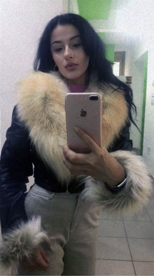 Hot Girls Taking a Selfie #9 (19 photos)