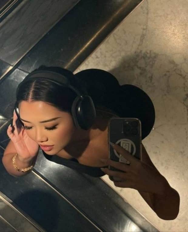 Hot Girls Taking a Selfie #9 (19 photos)