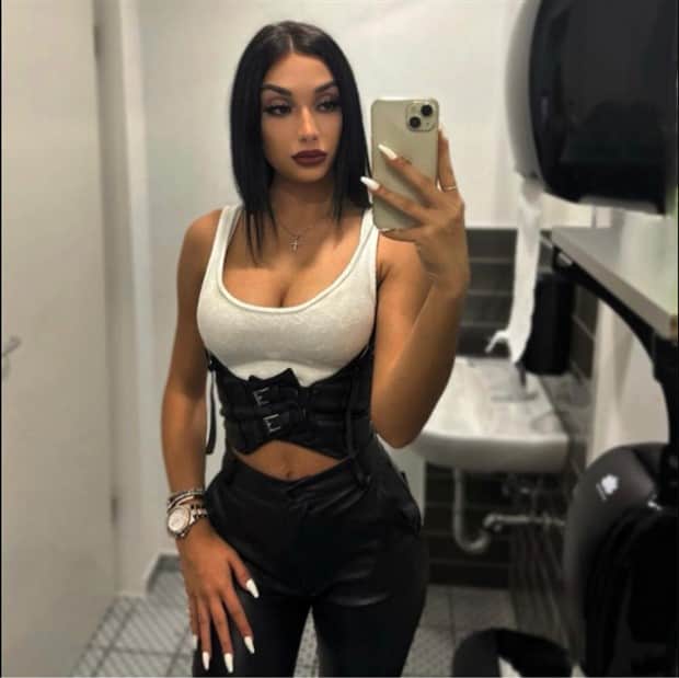 Hot Girls Taking a Selfie #9 (19 photos)