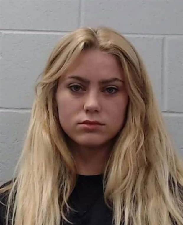 pretty girls in mugshots 2 Pretty Faces Spotted in Mugshots (17 photos)