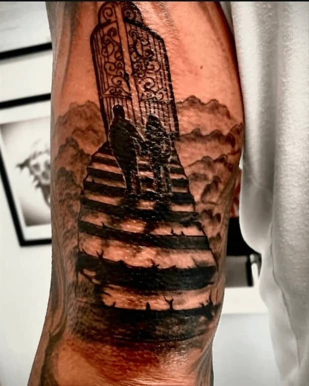 18 Bizarre Tattoos With Unclear Meanings (18 photos)