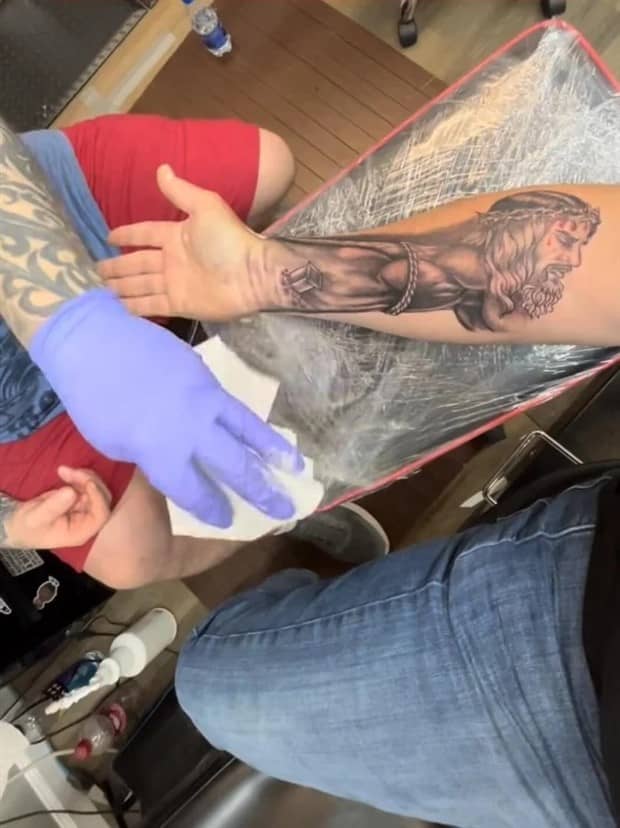 18 Bizarre Tattoos With Unclear Meanings (18 photos)