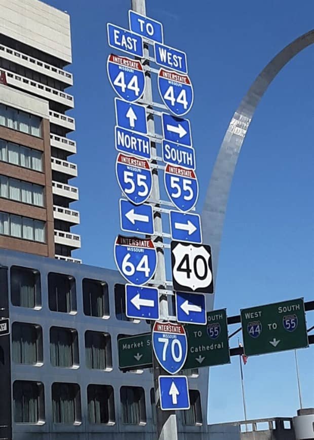 confusing street signs 10 Confusing Street Signs Nobody Understands (32 photos)