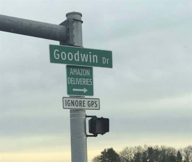 confusing street signs 21 Confusing Street Signs Nobody Understands (32 photos)