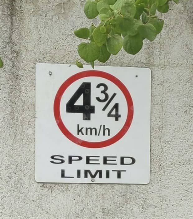 confusing street signs 3 Confusing Street Signs Nobody Understands (32 photos)