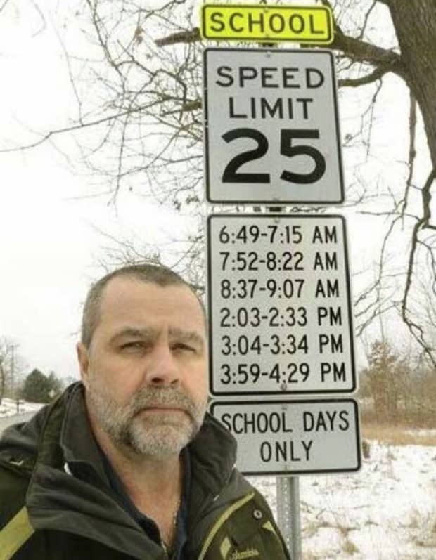 confusing street signs 7 Confusing Street Signs Nobody Understands (32 photos)