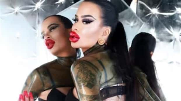 Fetisch Barbie Pushes Limits of Fillers (11 photos)