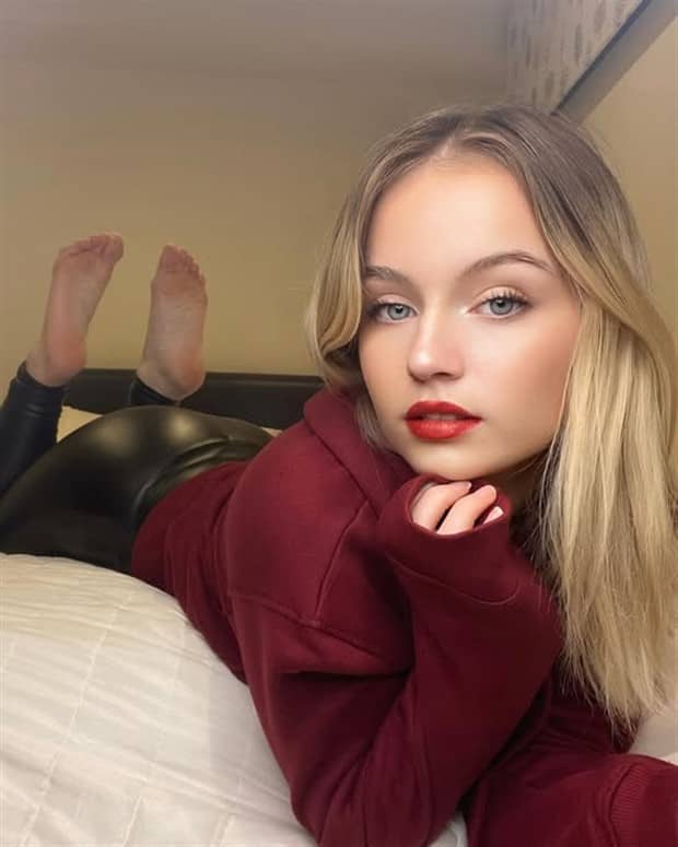 girls with red lipstick 15 Hot Girls with Red Lips #29 (24 photos)