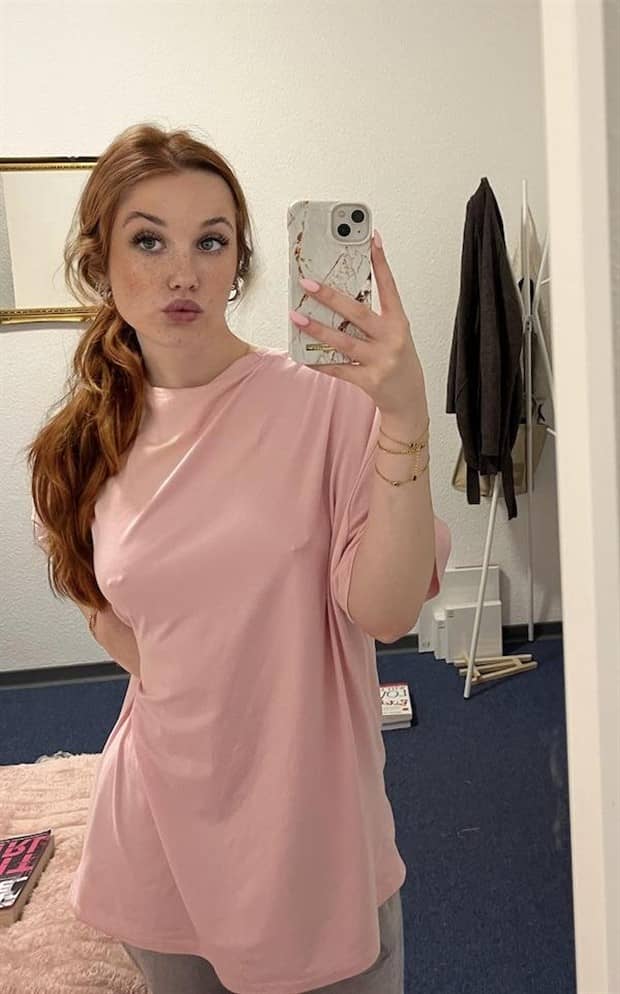 hot selfies 16 Hot Girls Taking a Selfie #10 (18 photos)