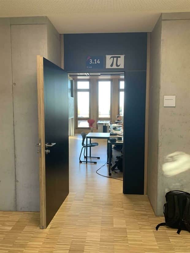 Funny Vandalism That Was Weirdly Wholesome (26 photos)