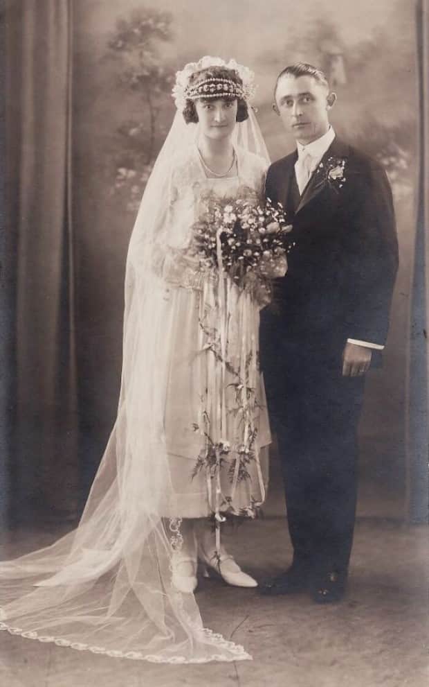 retro wedding photos 20 Timeless Love in Vintage Wedding Photos (28 photos)