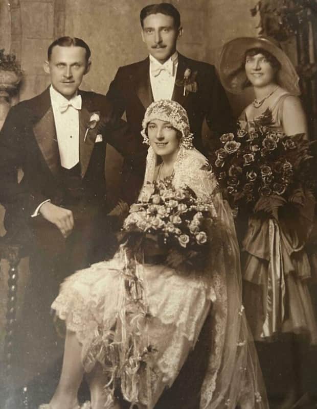 retro wedding photos 25 Timeless Love in Vintage Wedding Photos (28 photos)