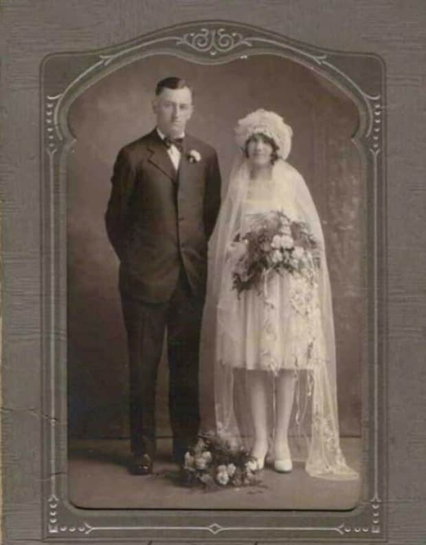 retro wedding photos 27 Timeless Love in Vintage Wedding Photos (28 photos)