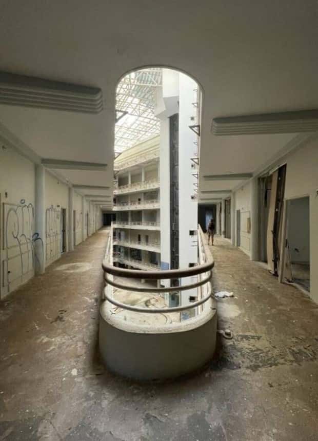 Funny Glitches Exposing Cracks in Reality (20 photos)