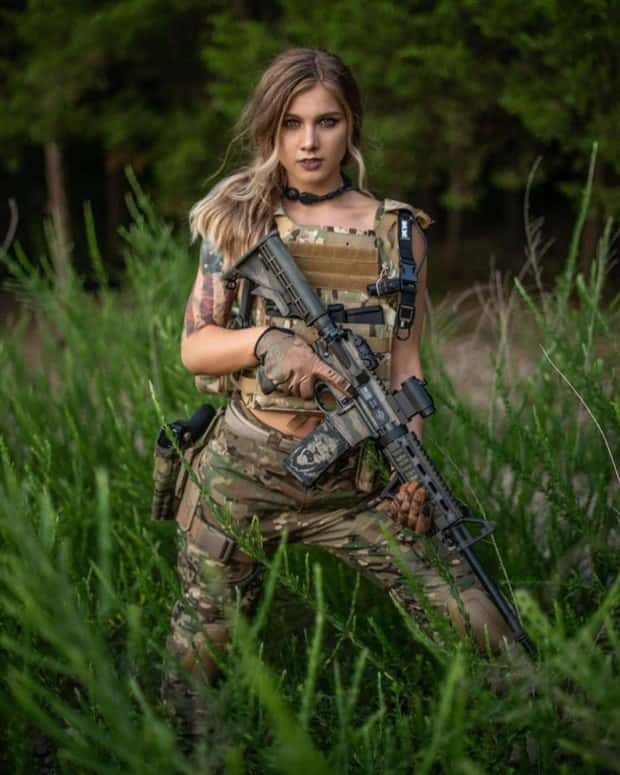 Hot Girls with Guns #19 (22 photos)