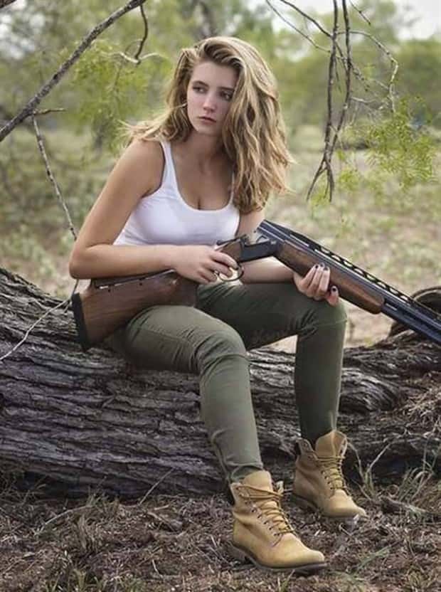 Hot Girls with Guns #19 (22 photos)