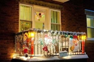 30 Holiday Windows And Balconies As Art (30 photos)