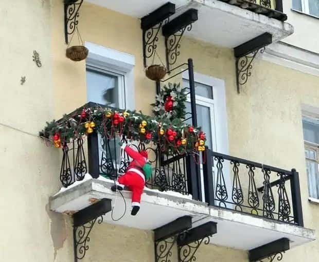 30 Holiday Windows And Balconies As Art (30 photos)