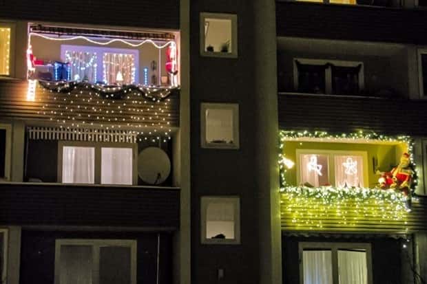 30 Holiday Windows And Balconies As Art (30 photos)