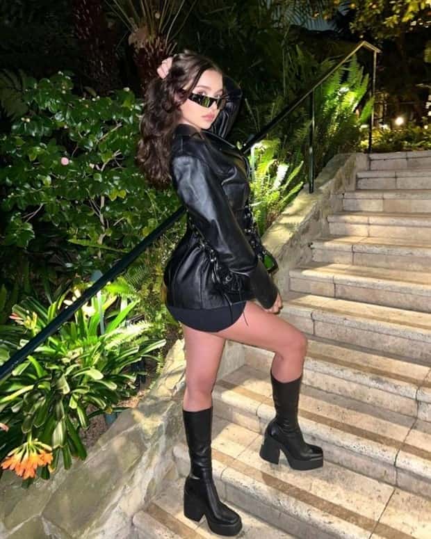 Hot Girls in Seductive Black Dresses (35 photos)