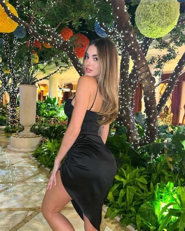 Hot Girls in Seductive Black Dresses (35 photos)