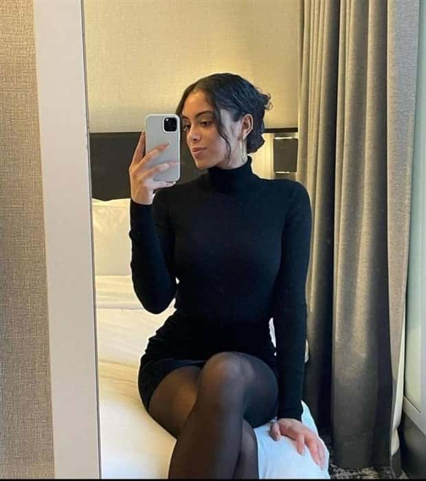 Hot Girls in Seductive Black Dresses (35 photos)