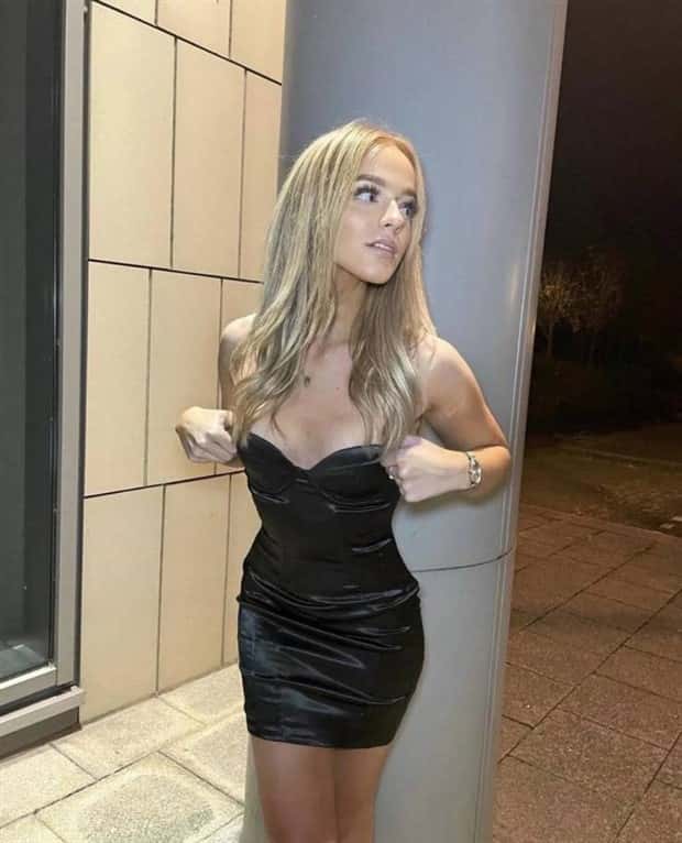 Hot Girls in Seductive Black Dresses (35 photos)