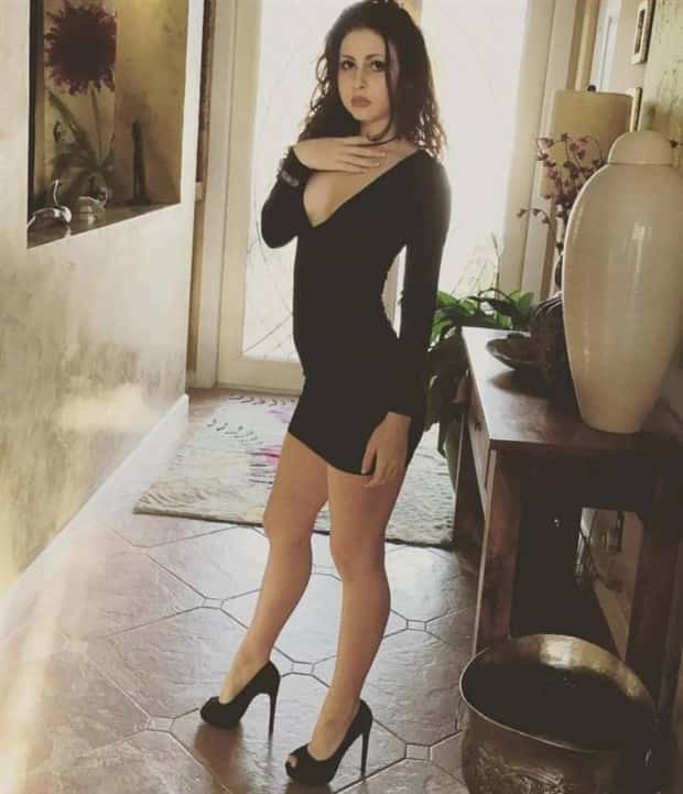 Hot Girls in Seductive Black Dresses (35 photos)