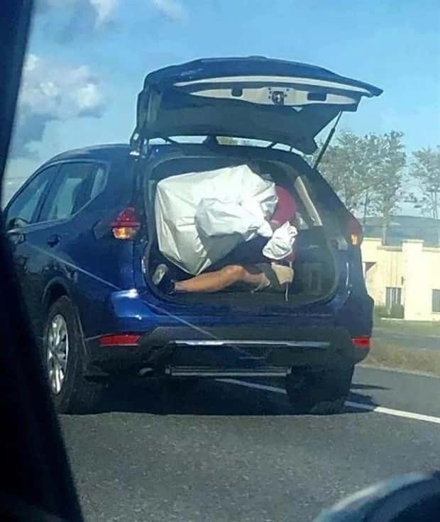 Overloaded Cars Driven With Pure Confidence (32 photos)