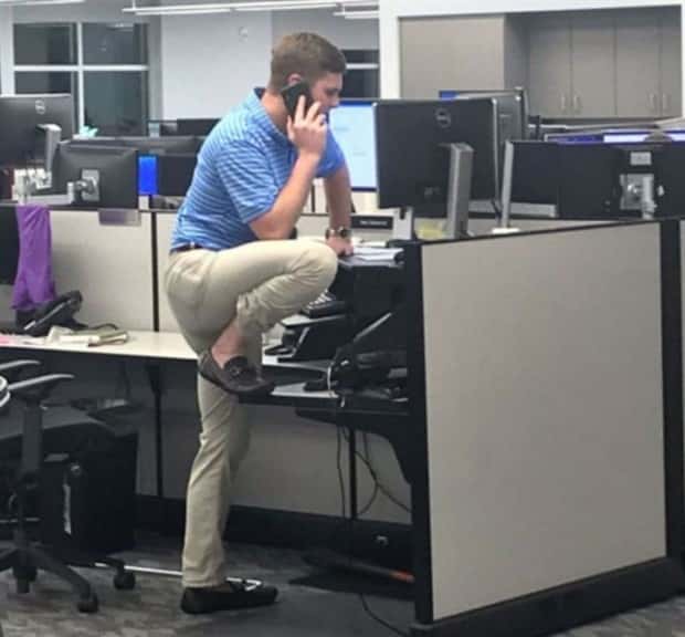 24 People Caught in Ridiculously Absurd Poses (24 photos)